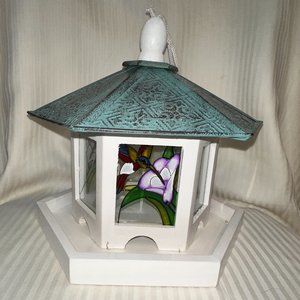 BRAND NEW IN BOX! LOVELY LARGE WOOD, METAL AND STAINED GLASS BIRD FEEDER.